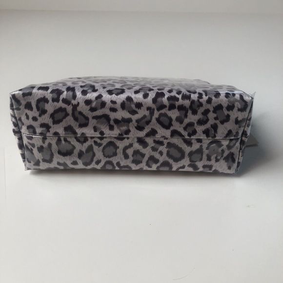 New Saks Fifth Avenue Leopard Print Travel Cosmetic Bag - Picture 3 of 9